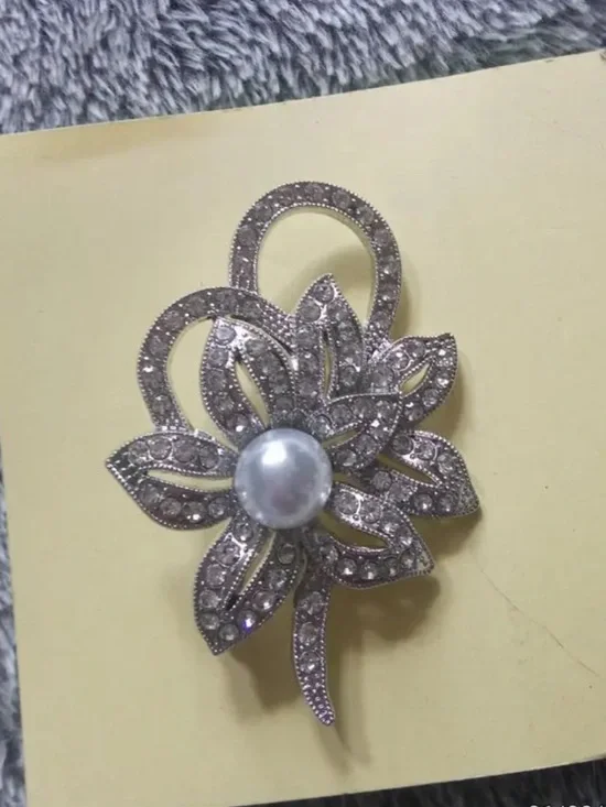 Floral Brooch with Clear Crystal Accents - Picture 2 of 3
